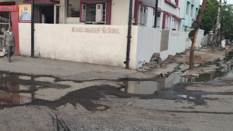 સુરેન્દ્રનગરમાં સરદાર સોસાયટી પાસે પાણીની લાઈનમાં ભંગાણ, હજારો લિટર પાણીનો વેડફાટ