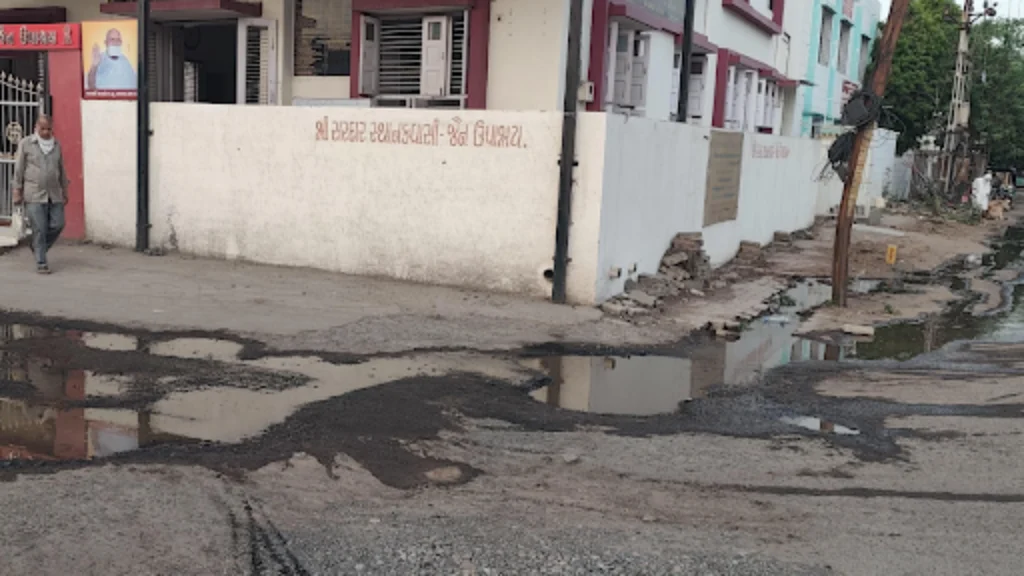 સુરેન્દ્રનગરમાં સરદાર સોસાયટી પાસે પાણીની લાઈનમાં ભંગાણ, હજારો લિટર પાણીનો વેડફાટ