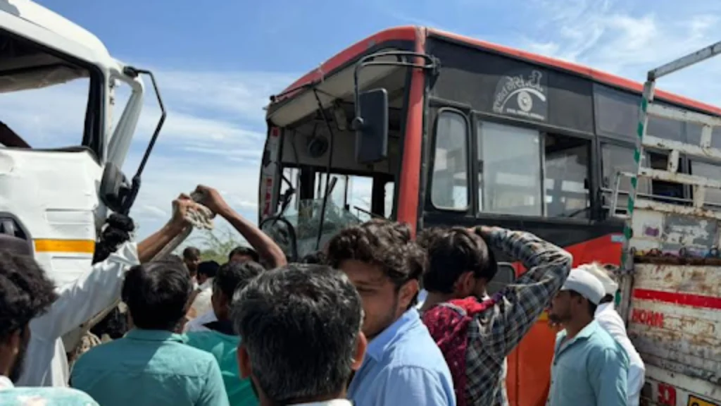 દસાડા: બજાણા ફાટક પાસે ડમ્પર અને ST બસ વચ્ચે અકસ્માત, વાહન ચાલકો ઇજાગ્રસ્ત
