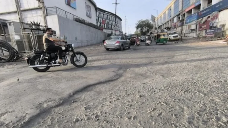 સુરેન્દ્રનગરના રિવરફ્રન્ટ રોડ પર ખાડાઓના કારણે વાહનચાલકોને હાલાકી