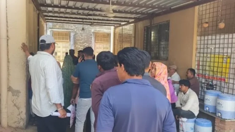 સુરેન્દ્રનગર એટીવીટી સેન્ટરમાં અરજદારોની કતારો: ઇ-સાઇનના ધાંધિયા અને સ્ટાફની અછતથી જનતા પરેશાન