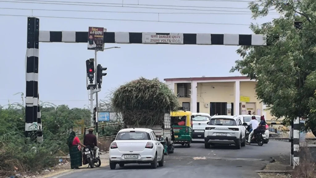 muli-tikar-road-railway-crossing-traffic-problem-bridge-demand