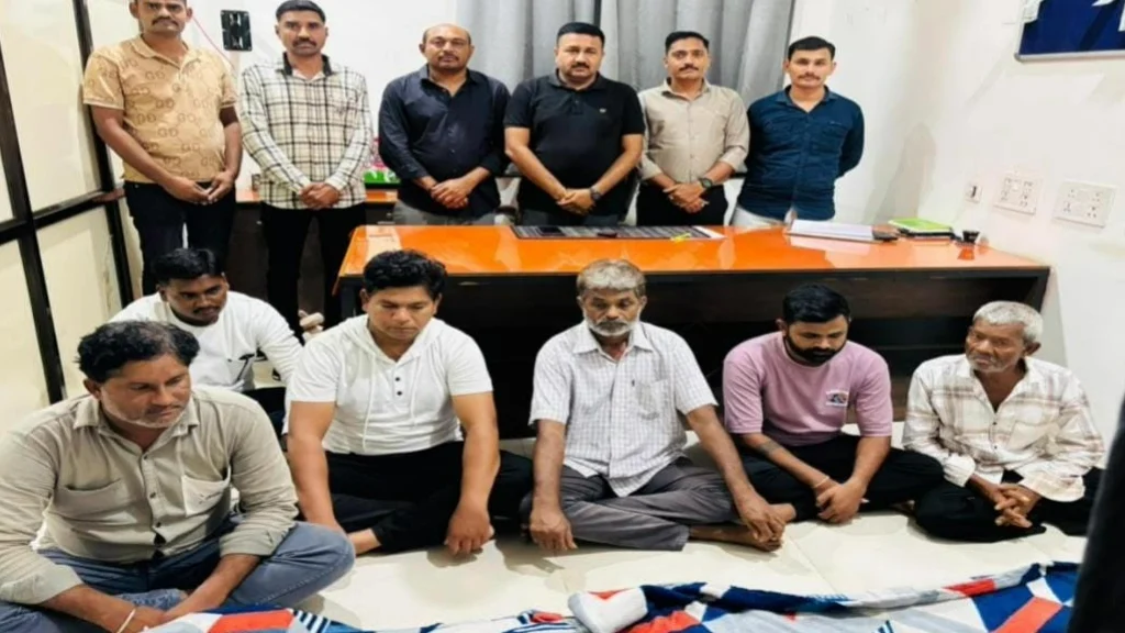surendranagar-dudhrej-gambling-raid-city-police-six-arrested