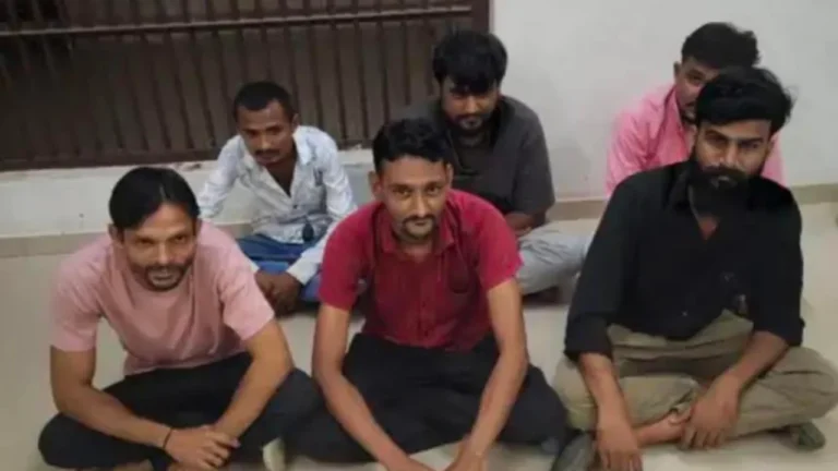 Limbdi LCB police raid at Matam Chowk catching gamblers with cash and phones