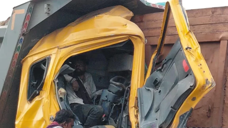 Limbdi Rajkot Highway Dumper Trailer Accident Spot Near Vastadi Bridge