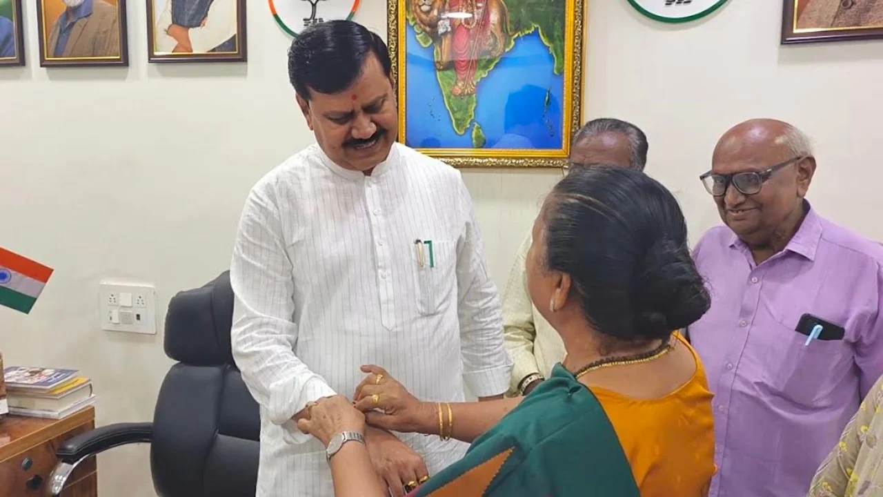 Pensioners Daughters Tying Rakhi to MLA Jagdish Makwana Surendranagar-1