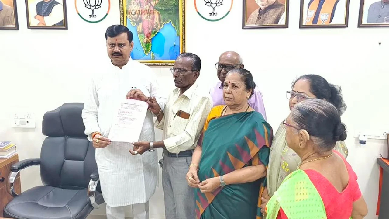 Pensioners Daughters Tying Rakhi to MLA Jagdish Makwana Surendranagar