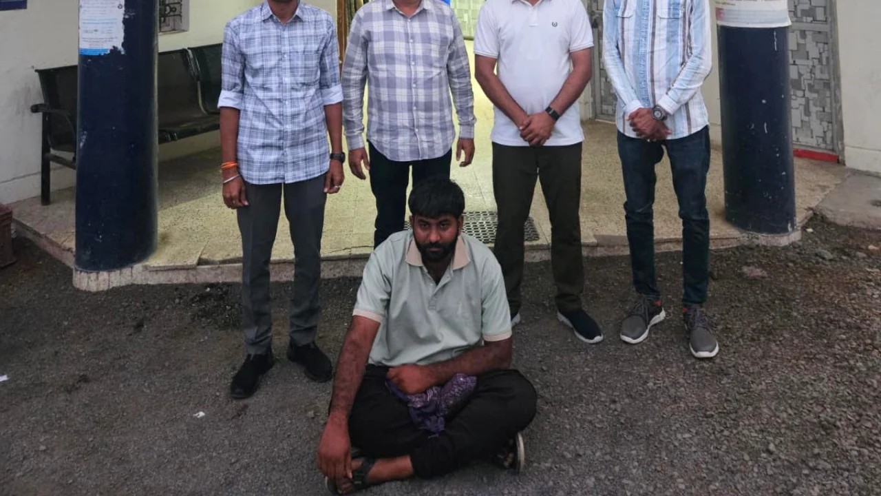Rajkot Range Police Team Arrests Absconding Criminal Near Dhandhalpur Chowkdi