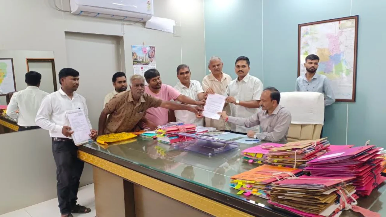 Surendranagar citizens submitting memorandum to district collector against illegal liquor business