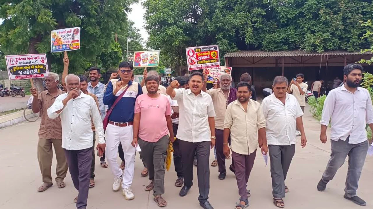 Surendranagar citizens submitting memorandum to district collector against illegal liquor business