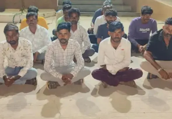 dhrangadhra-Taluka-police-raid-rajpar-village-gambling-arrests