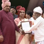 chotila-independence-day-darshanaben-vaghela-hands-over-land-rights-to-10-families