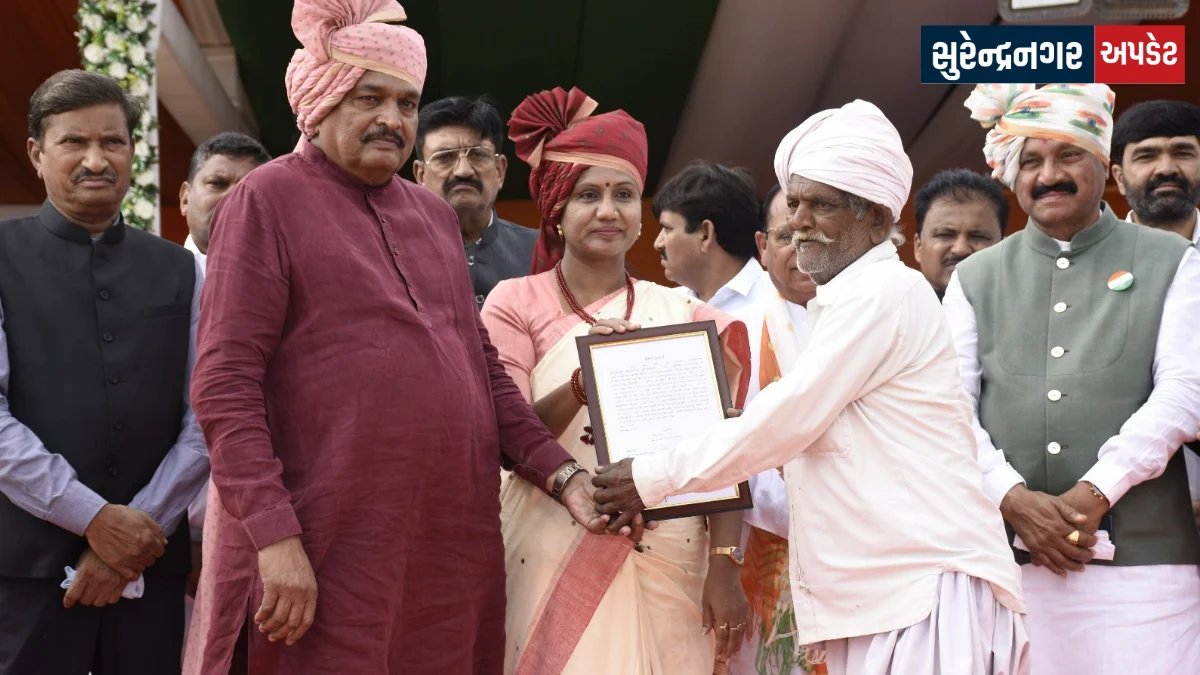 chotila-independence-day-darshanaben-vaghela-hands-over-land-rights-to-10-families