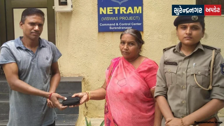 Surendranagar Netram Project team returning lost purse to owner