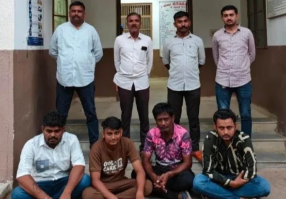Police raid in Dhrangadhra capturing gamblers with cash
