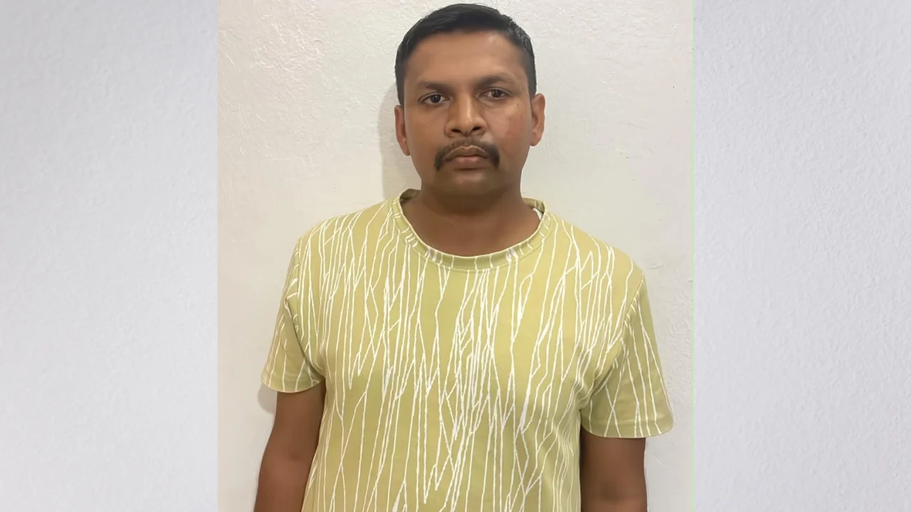 Rajkot ACB team arrests Chotila police head constable for taking 27000 rupees bribe in gambling case.
